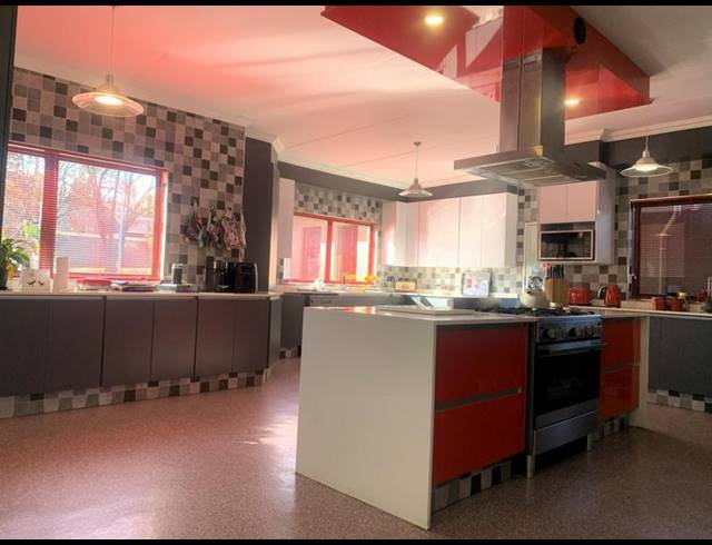 6 BEDROOM HOUSE FOR SALE IN SUNWARD PARK